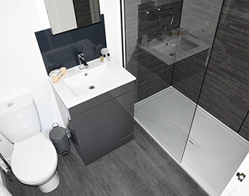 En Suite Bathroom at Luxury Apartment Skye in Portree with sea views and private parking